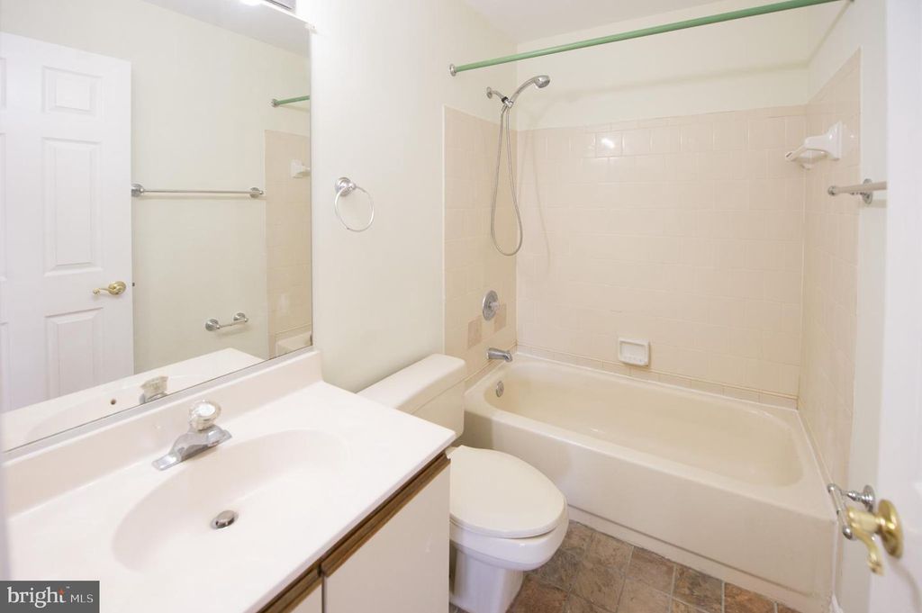 Image 14 of property listing at 1260 SUGARWOOD CIR #302, Baltimore, MD 21221