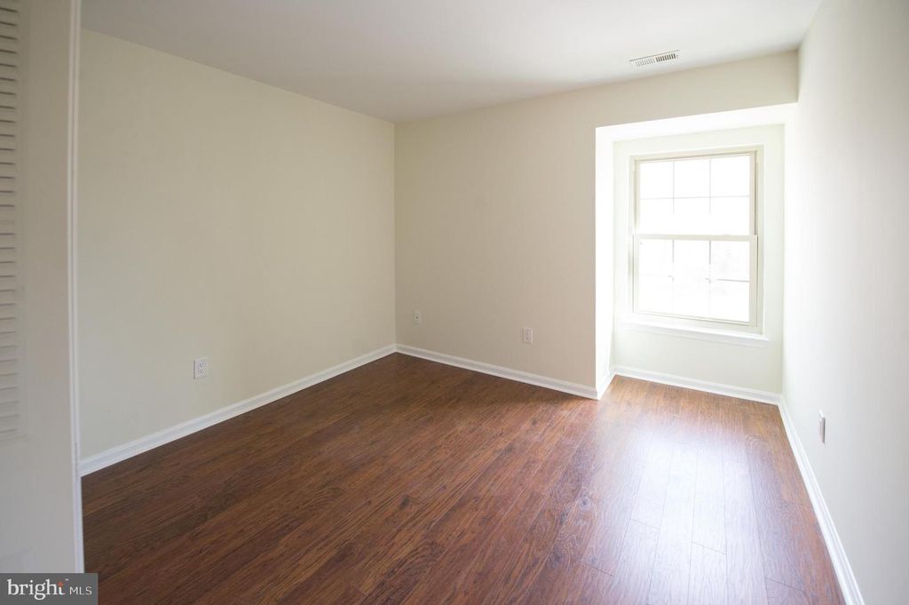 Image 15 of property listing at 1260 SUGARWOOD CIR #302, Baltimore, MD 21221