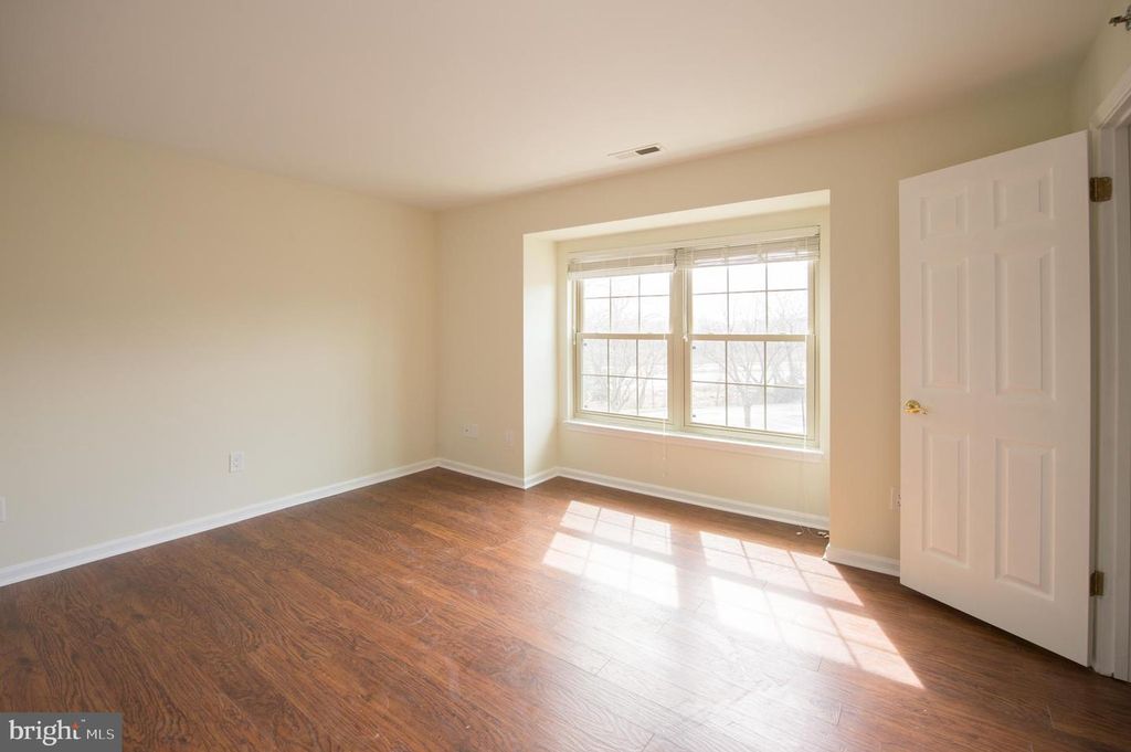 Image 17 of property listing at 1260 SUGARWOOD CIR #302, Baltimore, MD 21221