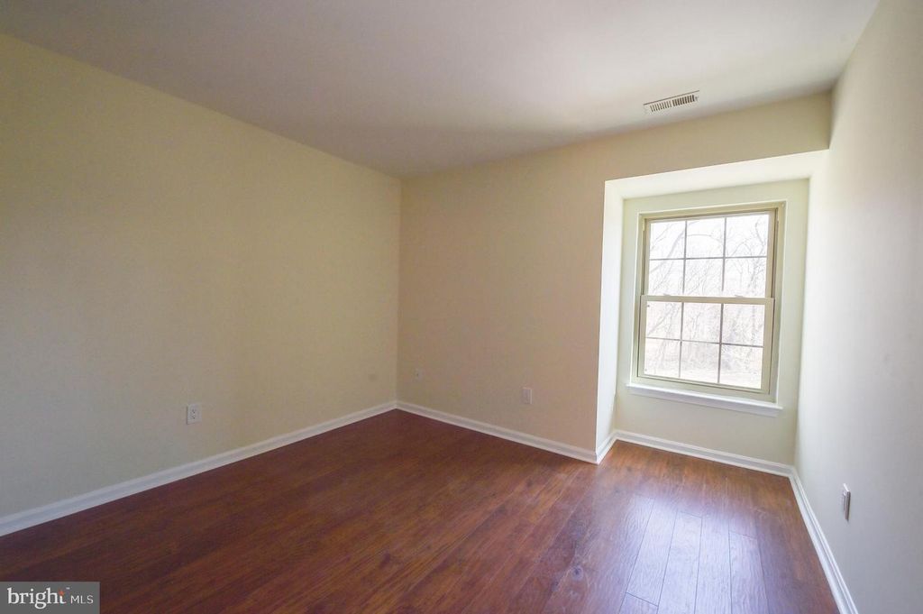 Image 18 of property listing at 1260 SUGARWOOD CIR #302, Baltimore, MD 21221