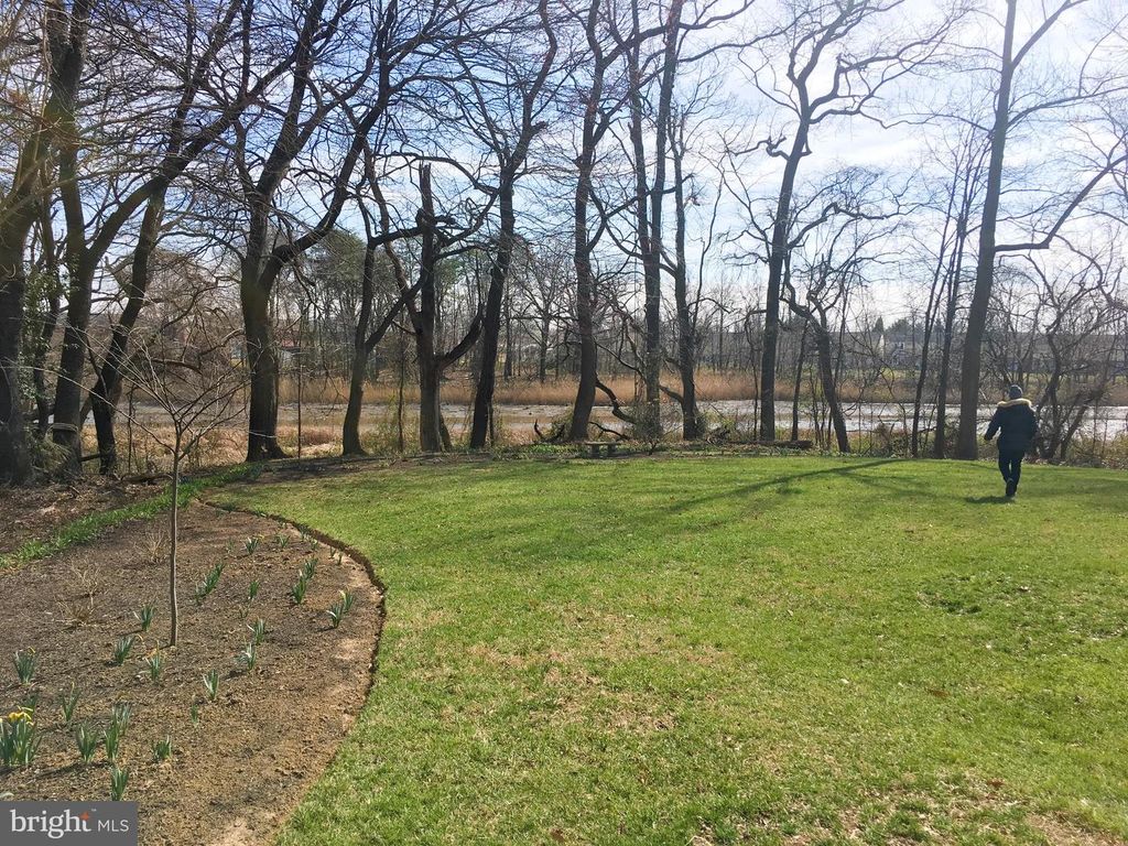 Image 2 of property listing at 1260 SUGARWOOD CIR #302, Baltimore, MD 21221