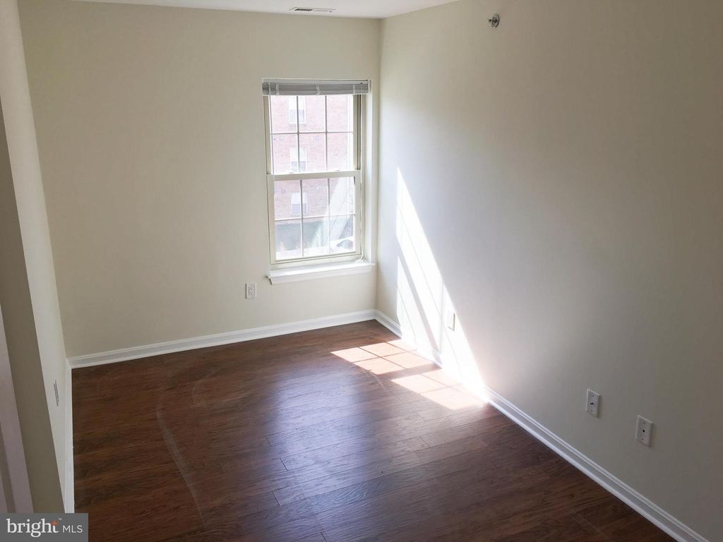 Image 21 of property listing at 1260 SUGARWOOD CIR #302, Baltimore, MD 21221
