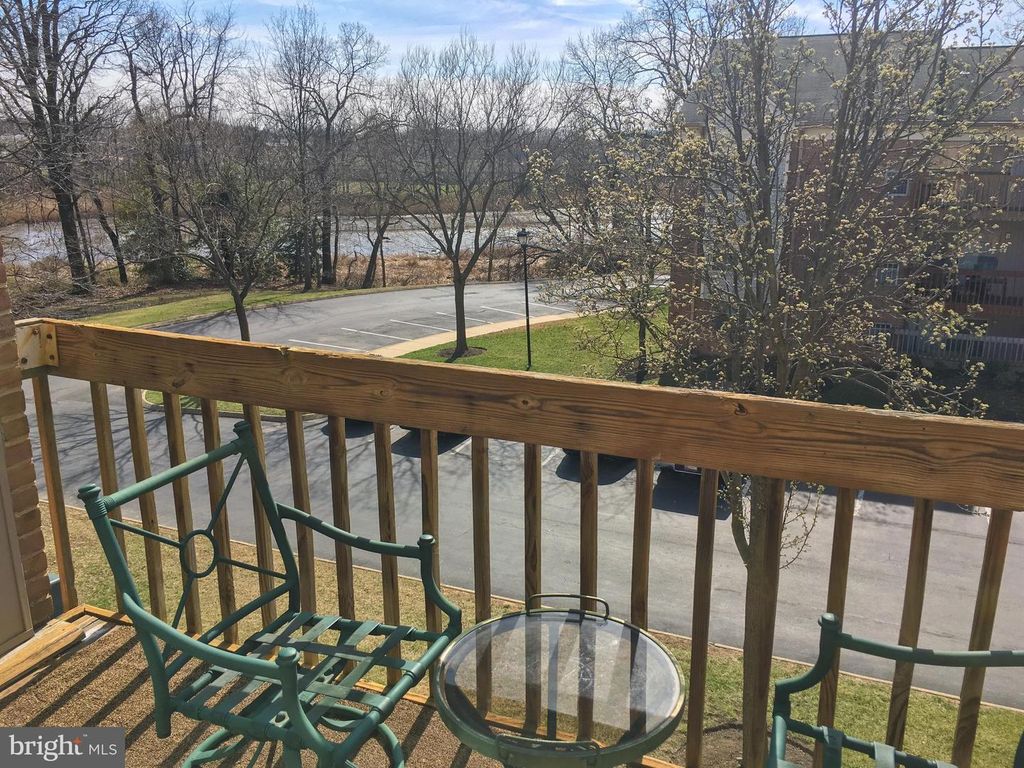 Image 3 of property listing at 1260 SUGARWOOD CIR #302, Baltimore, MD 21221