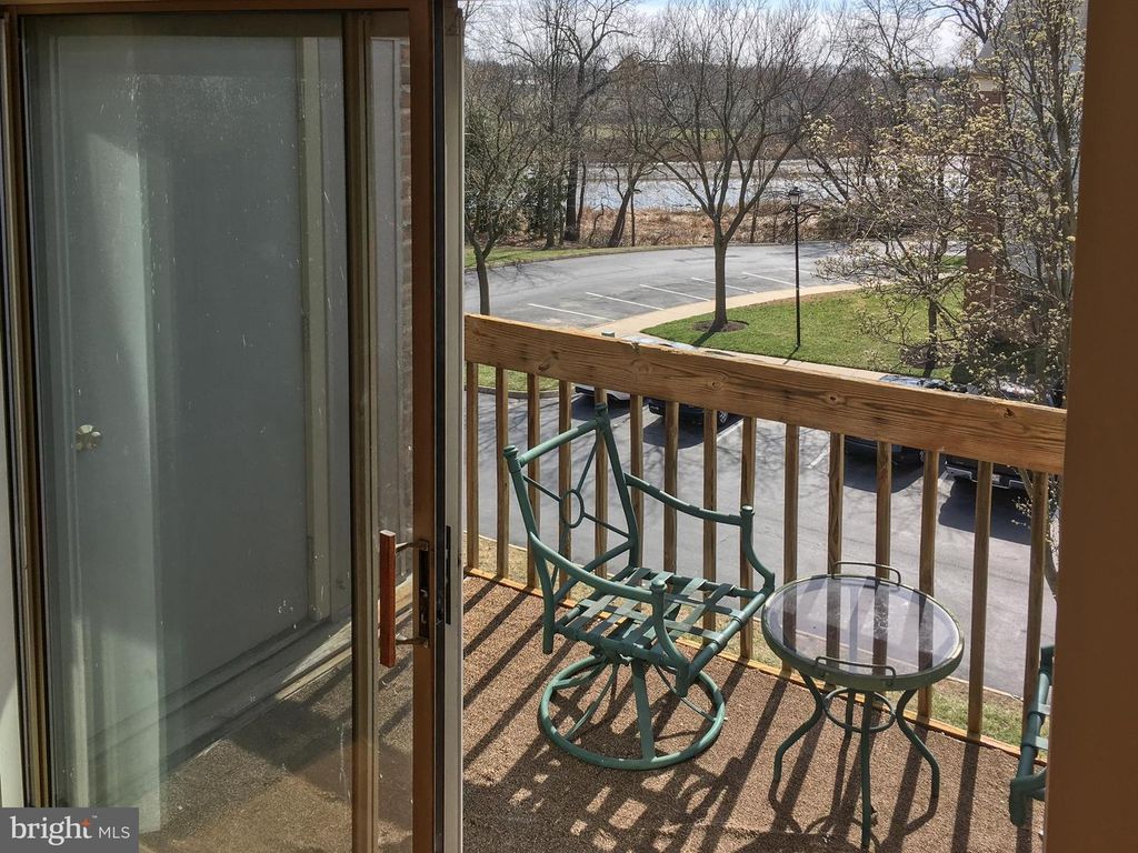 Image 5 of property listing at 1260 SUGARWOOD CIR #302, Baltimore, MD 21221