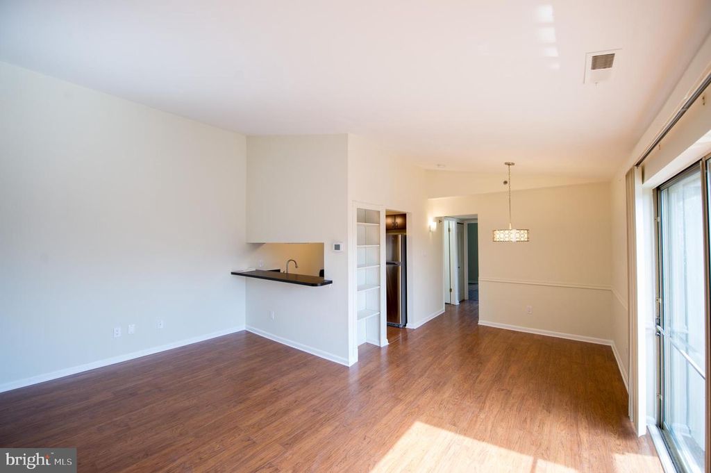 Image 7 of property listing at 1260 SUGARWOOD CIR #302, Baltimore, MD 21221