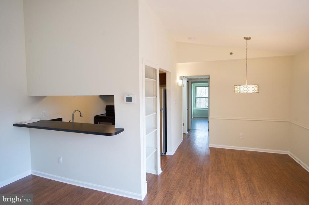 Image 8 of property listing at 1260 SUGARWOOD CIR #302, Baltimore, MD 21221