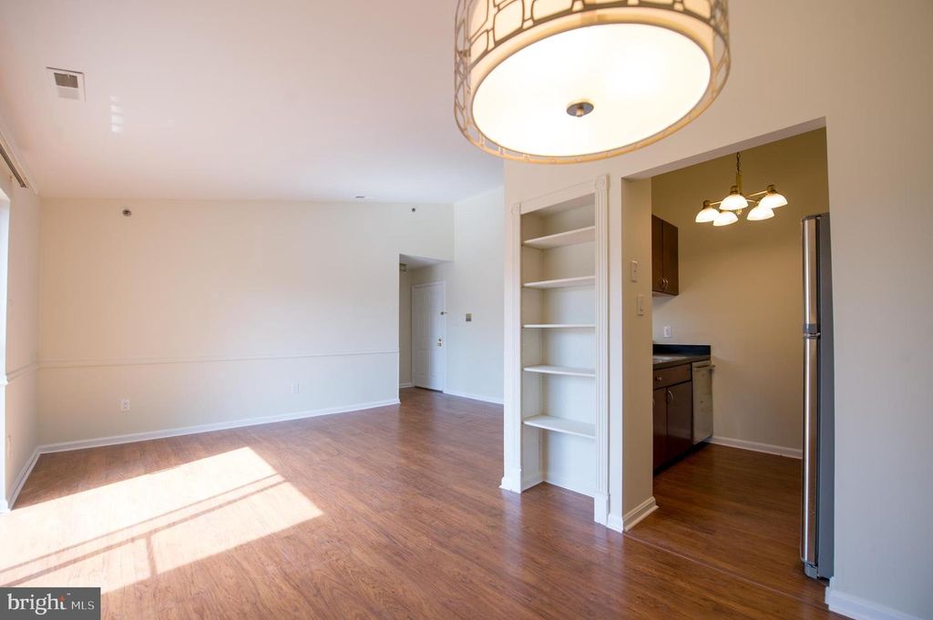 Image 9 of property listing at 1260 SUGARWOOD CIR #302, Baltimore, MD 21221