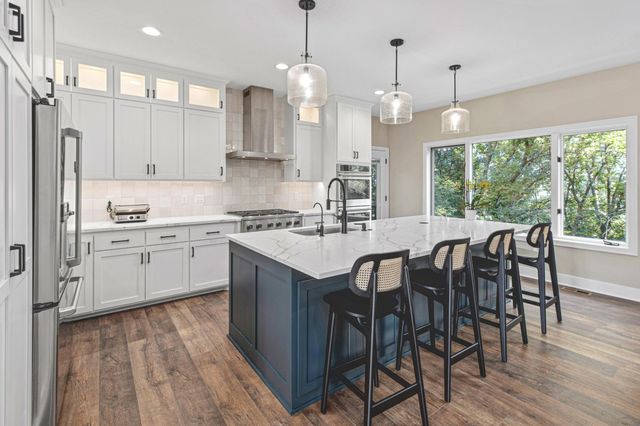 7036 Crowne Oak Road, Eden Prairie, MN 55344
