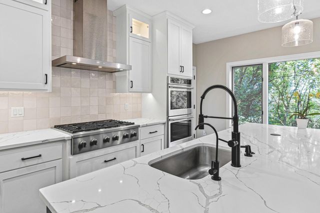 7036 Crowne Oak Road, Eden Prairie, MN 55344