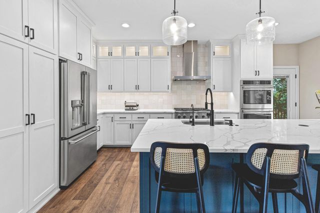 7036 Crowne Oak Road, Eden Prairie, MN 55344