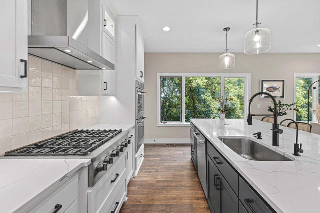 7036 Crowne Oak Road, Eden Prairie, MN 55344