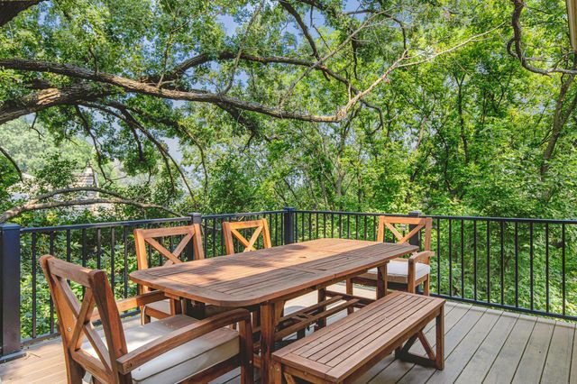 7036 Crowne Oak Road, Eden Prairie, MN 55344