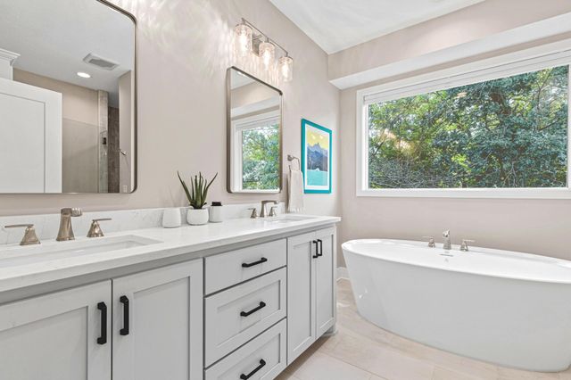 7036 Crowne Oak Road, Eden Prairie, MN 55344
