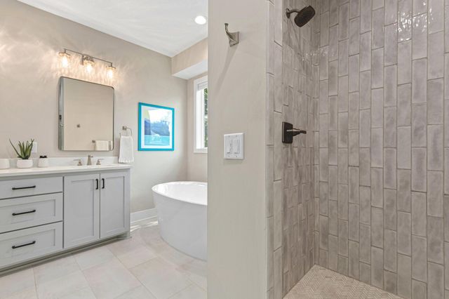 7036 Crowne Oak Road, Eden Prairie, MN 55344