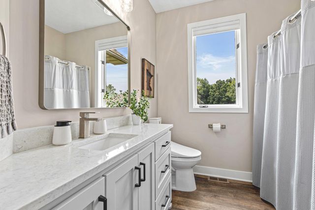 7036 Crowne Oak Road, Eden Prairie, MN 55344