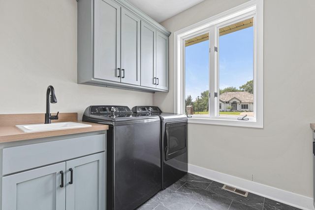 7036 Crowne Oak Road, Eden Prairie, MN 55344