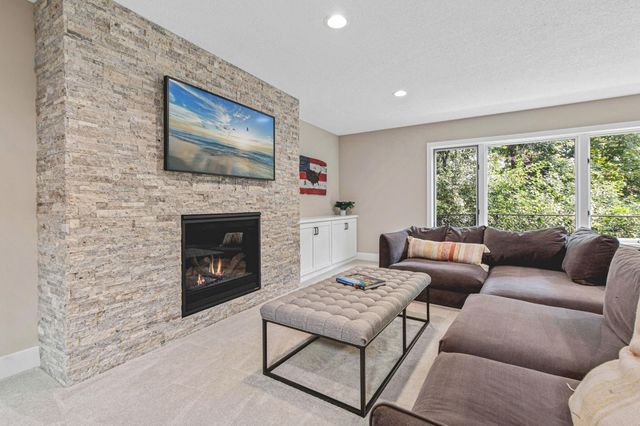 7036 Crowne Oak Road, Eden Prairie, MN 55344
