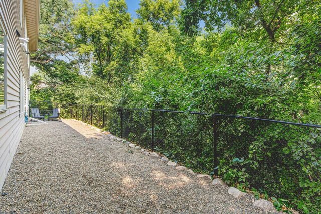 7036 Crowne Oak Road, Eden Prairie, MN 55344