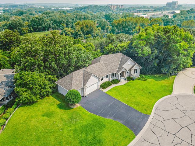 7036 Crowne Oak Road, Eden Prairie, MN 55344