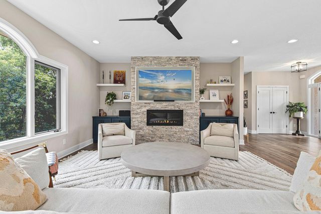 7036 Crowne Oak Road, Eden Prairie, MN 55344