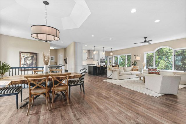 7036 Crowne Oak Road, Eden Prairie, MN 55344