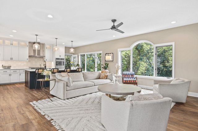 7036 Crowne Oak Road, Eden Prairie, MN 55344