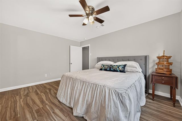 6011 Benning Drive, Houston, TX 77096