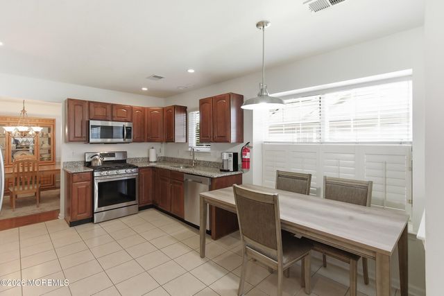 7 Ivy Hill Road, Lakewood, NJ 08701