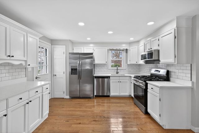 14 Cedarwood Rd, Billerica, MA 01821