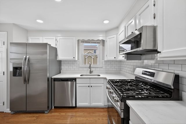 14 Cedarwood Rd, Billerica, MA 01821