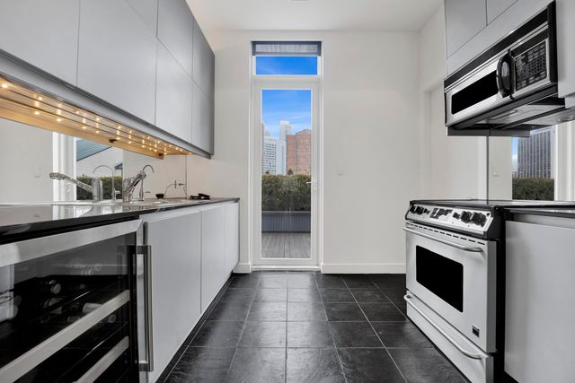 55 W DELAWARE Place 1120, Chicago, IL 60610