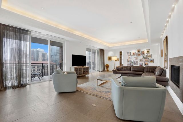 55 W DELAWARE Place 1120, Chicago, IL 60610