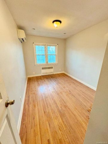 85-05 148th Street 2nd flr, Briarwood, NY 11435