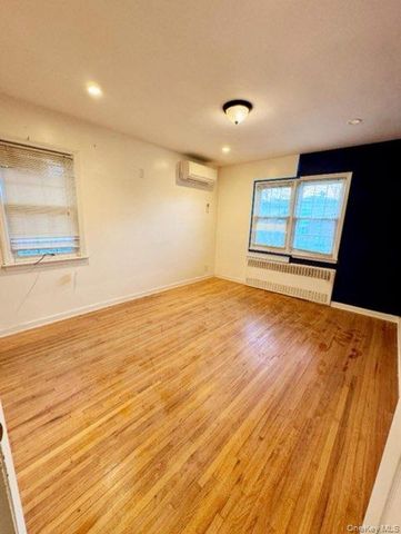 85-05 148th Street 2nd flr, Briarwood, NY 11435