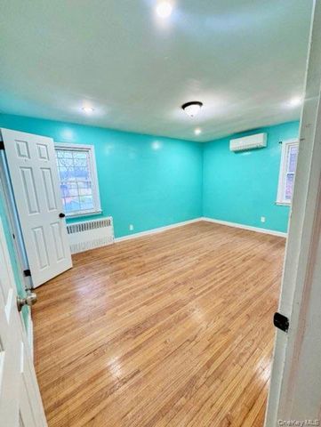 85-05 148th Street 2nd flr, Briarwood, NY 11435