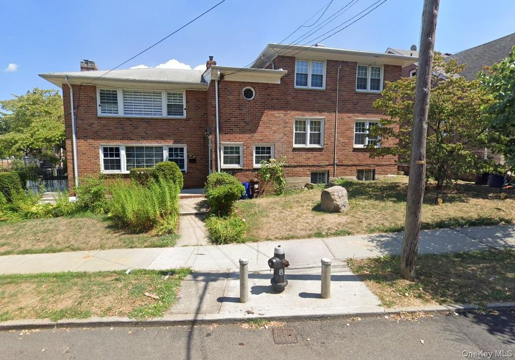 85-05 148th Street 2nd flr, Briarwood, NY 11435