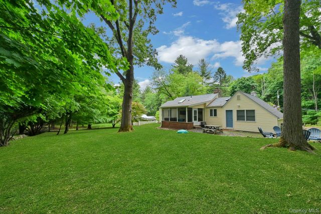 3 Hemion Way, Airmont, NY 10901