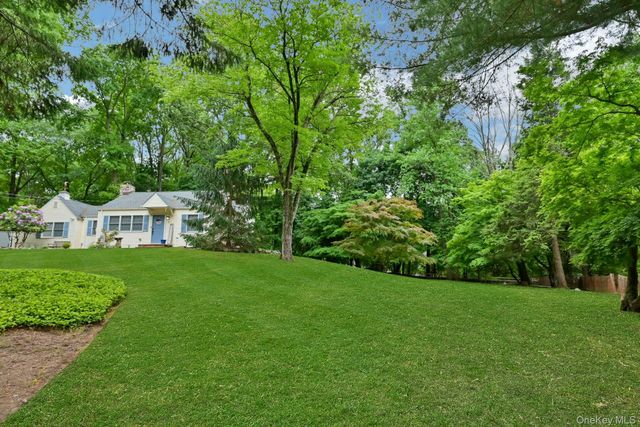 3 Hemion Way, Airmont, NY 10901
