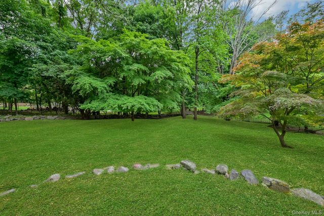 3 Hemion Way, Airmont, NY 10901