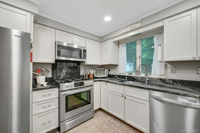 3 Hemion Way, Airmont, NY 10901