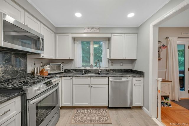 3 Hemion Way, Airmont, NY 10901