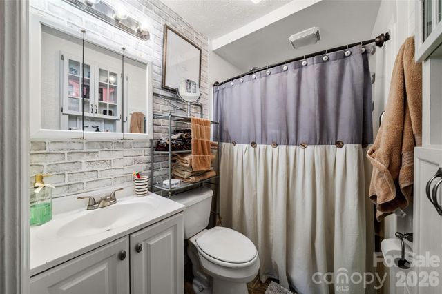 8 Linda Vista Drive, Asheville, NC 28806