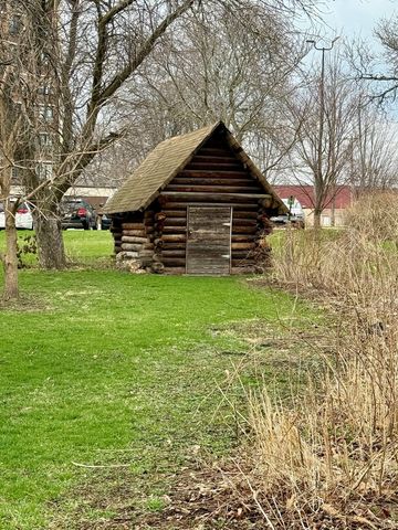 742 S 4th Street, Dekalb, IL 60115