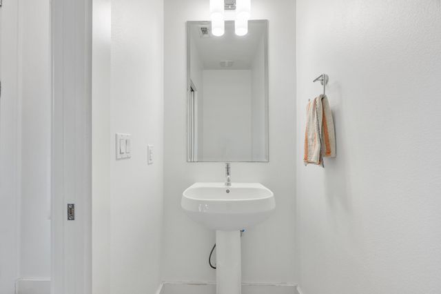 1128 Gunter ST F, Austin, TX 78702