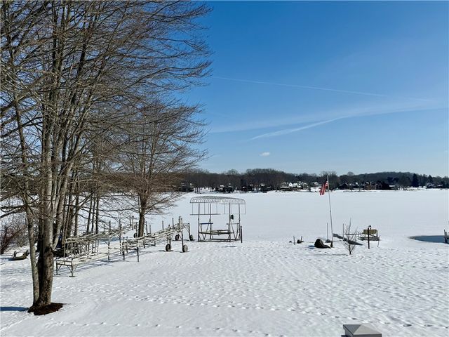 868 Latonka Dr, Mercer, PA 16137