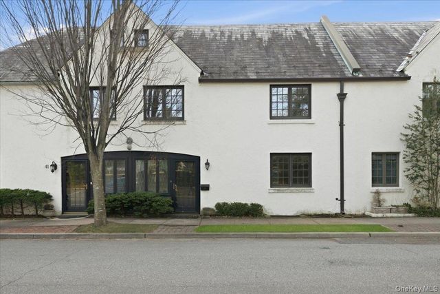 40 Franklin Court, Garden City, NY 11530