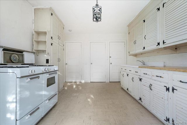 40 Franklin Court, Garden City, NY 11530