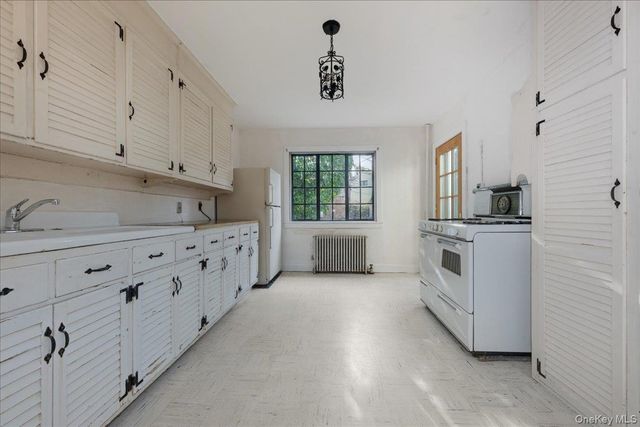 40 Franklin Court, Garden City, NY 11530