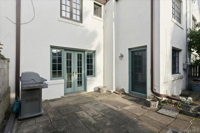 40 Franklin Court, Garden City, NY 11530