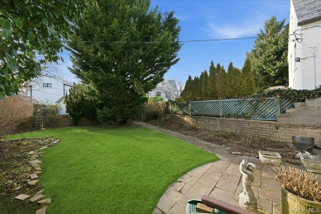 40 Franklin Court, Garden City, NY 11530